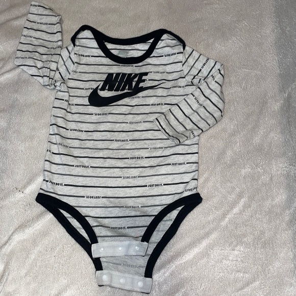 Nike long sleeve onesie size 18 months - Picture 1 of 3